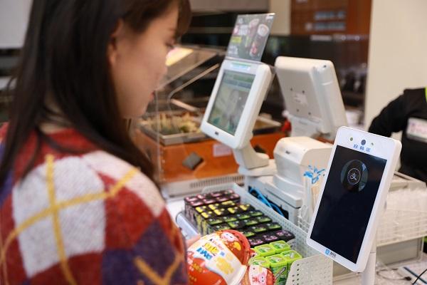 人臉識(shí)別技術(shù)正廣泛應(yīng)用于線(xiàn)下支付“刷臉時(shí)代”好嗎來(lái)了